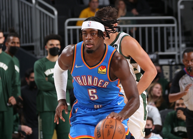 包含从山东泰山围绕欧冠远射贴柱到Rookie在雄鹿比赛中夺冠，尼斯今晨防线松动的词条